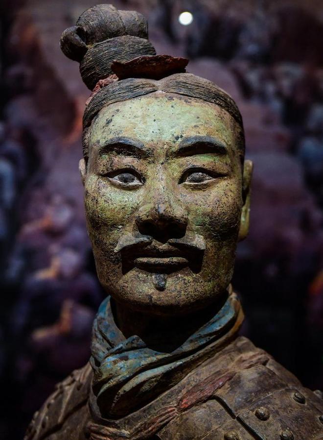 English guide showing Terracotta Warriors during private guided tour in Xi’an Shaanxi China – Sunda Travel