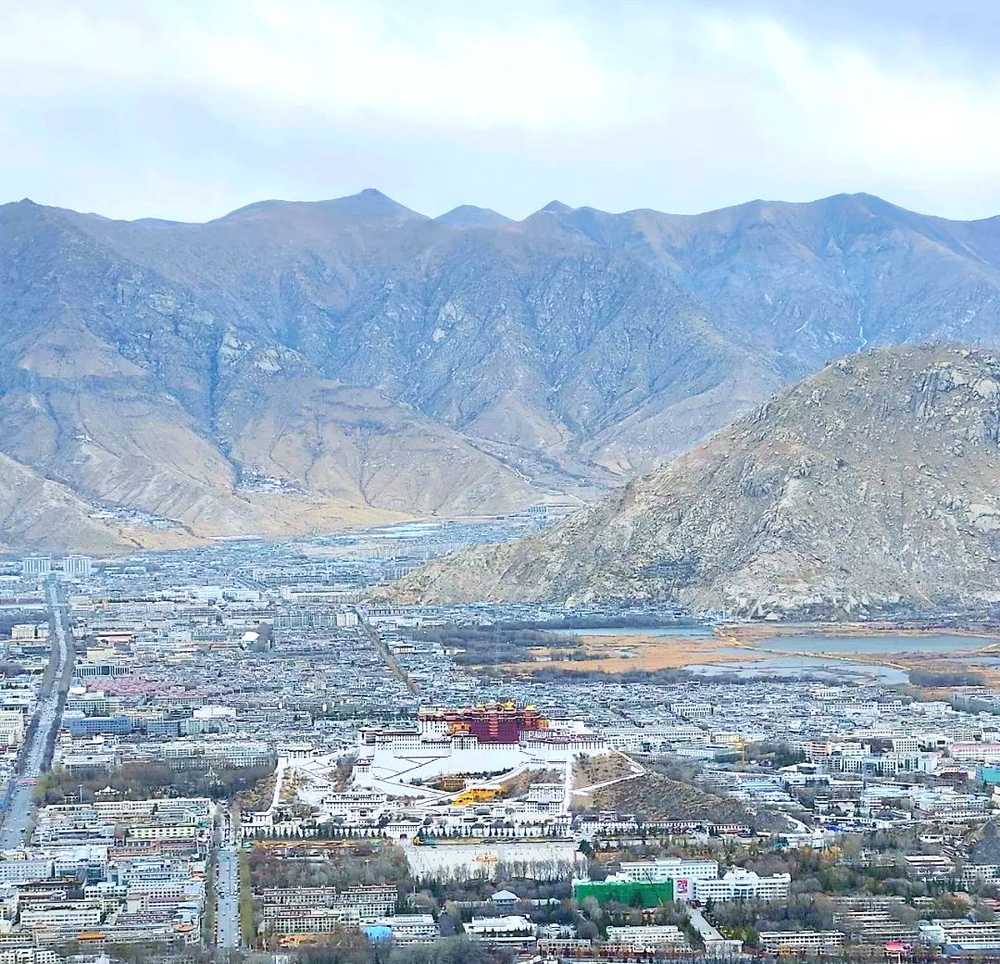 <img src="xxx.jpg" alt="Lhasa cultural travel view, Potala Palace in Lhasa Xizang, authentic Tibetan culture tour with Sunda Travel">