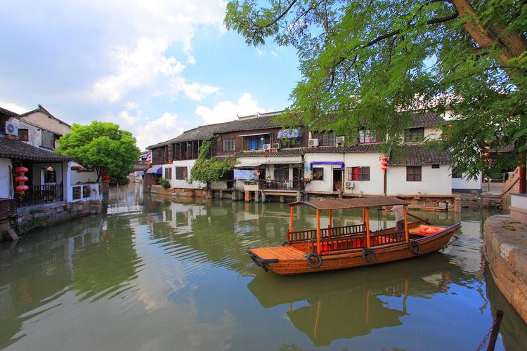 2 Days Shanghai Zhujiajiao Water Town Tour: From Urban Cityscape to Jiangnan Waterway